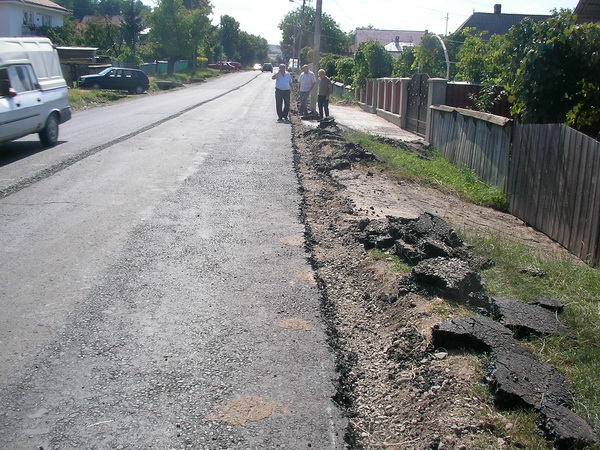 4 turnat strat binder uzura si pregatire montaj borduri str. T Vladimirescu.jpg